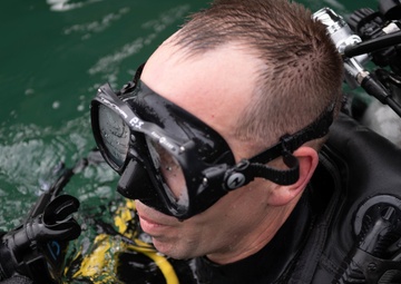 Underwater Construction Team 1 conducts dive supervisor drills.