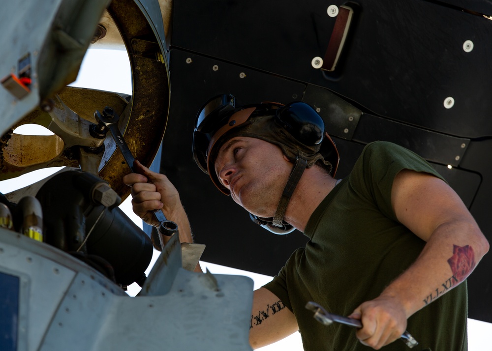 VMM-266 Maintains MV-22B Ospreys