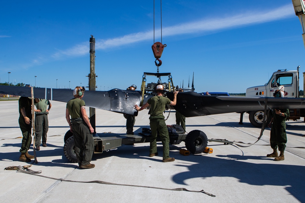 VMM-266 Maintains MV-22B Ospreys