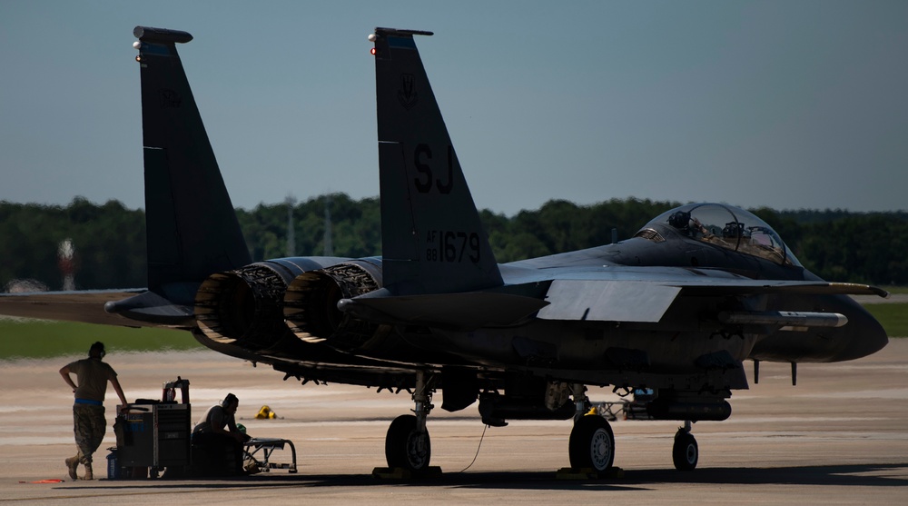 DVIDS - Images - Airmen conduct flightline operations [Image 5 of 7]