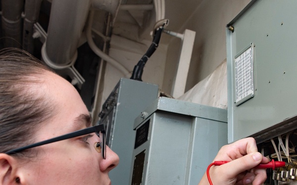 Stout Conducts Operations in the Arabian Gulf