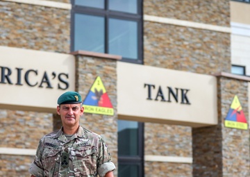 British Army general helps lead 1st Armored Division