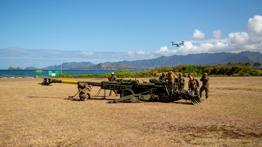 VMM-363 conducts howitzer lift