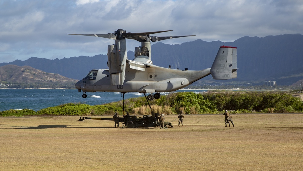 VMM-363 conducts howitzer lift