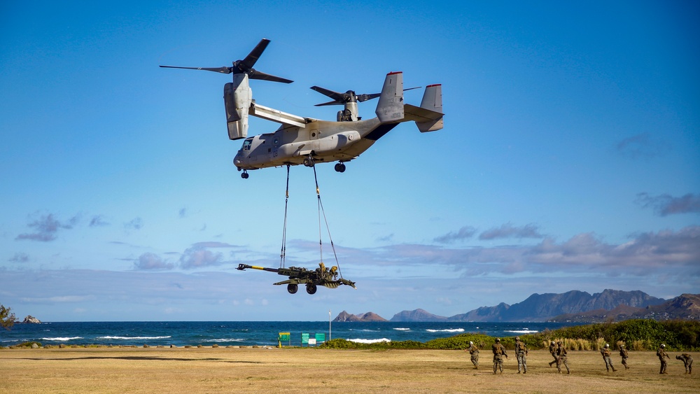 VMM-363 conducts howitzer lift