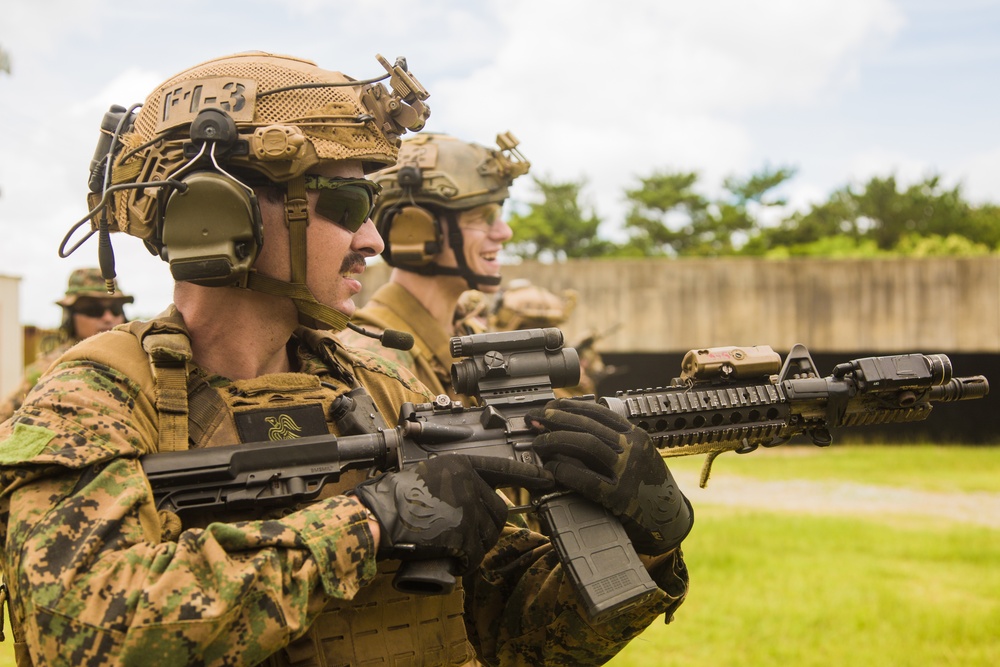 Force Reconnaissance Platoon conducts combat marksmanship training