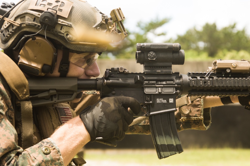 Force Reconnaissance Platoon conducts combat marksmanship training