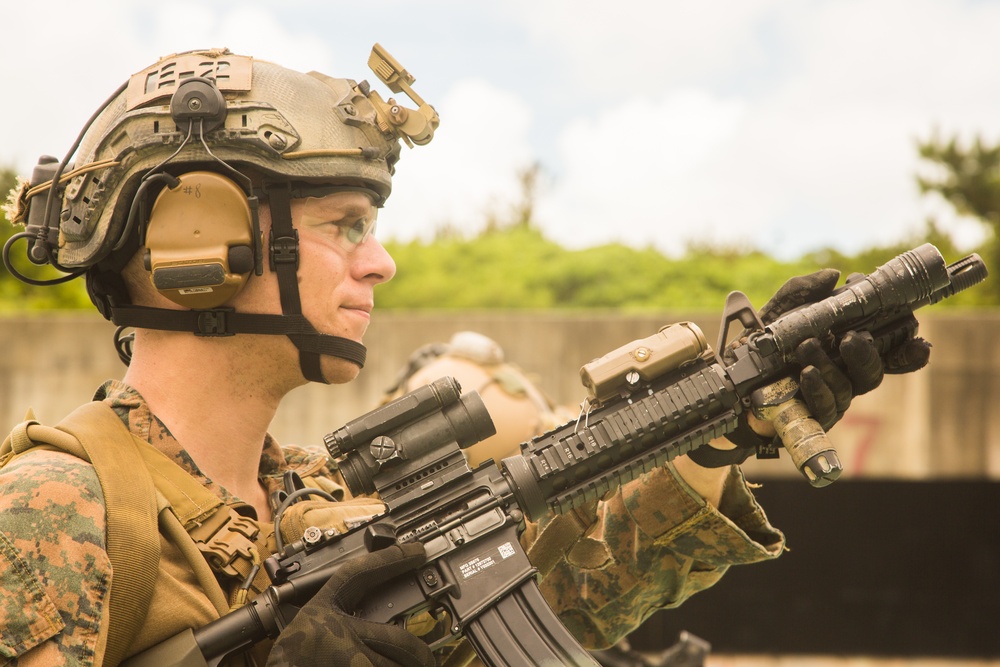 Force Reconnaissance Platoon conducts combat marksmanship training