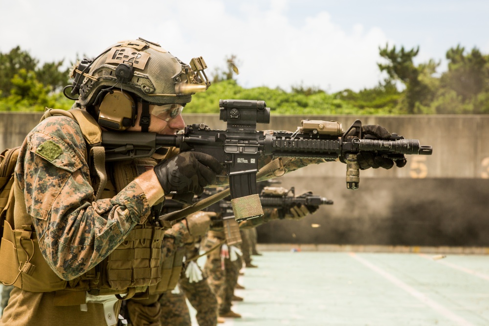 Force Reconnaissance Platoon conducts combat marksmanship training