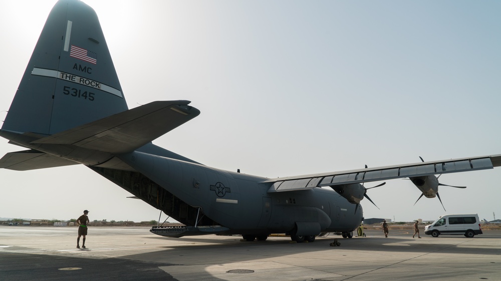 75th EAS conducts strategic airlift