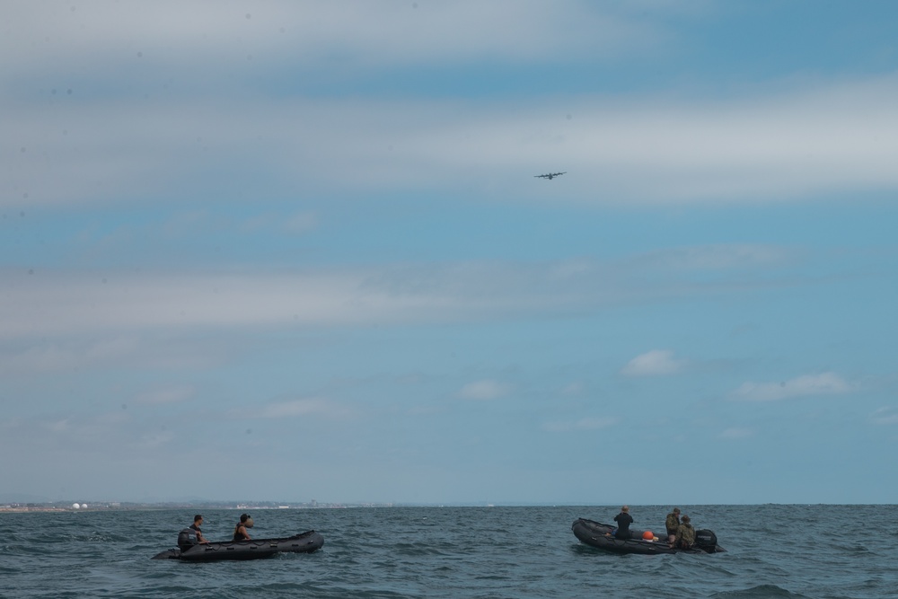 15th MEU ADR jumps into ocean waters