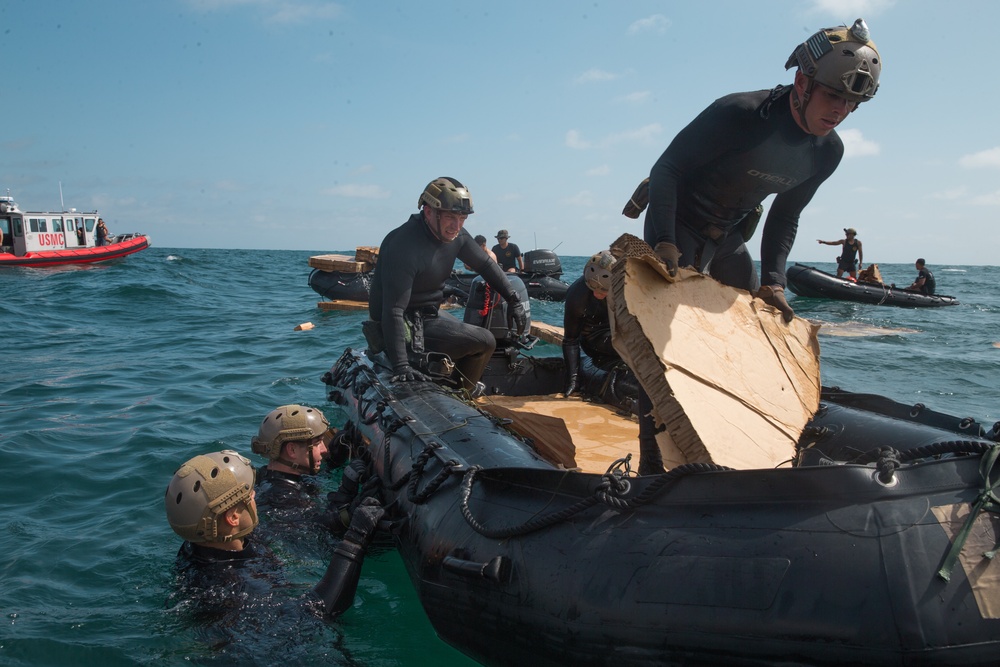 DVIDS - Images - 15th MEU ADR jumps into ocean waters [Image 3 of 4]