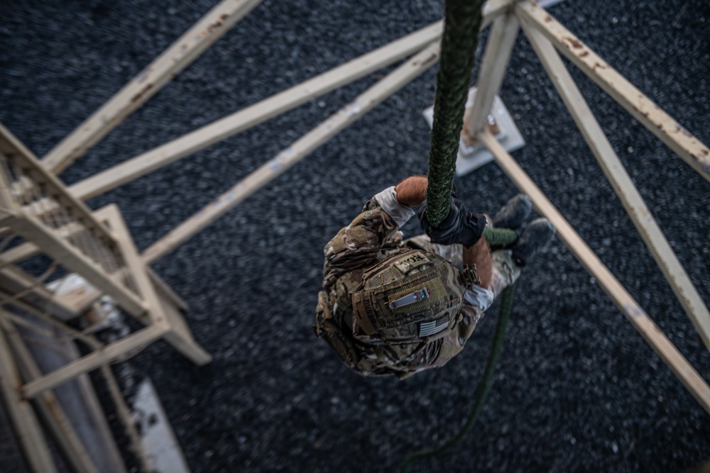 EODMU 8 conducts tower training operations