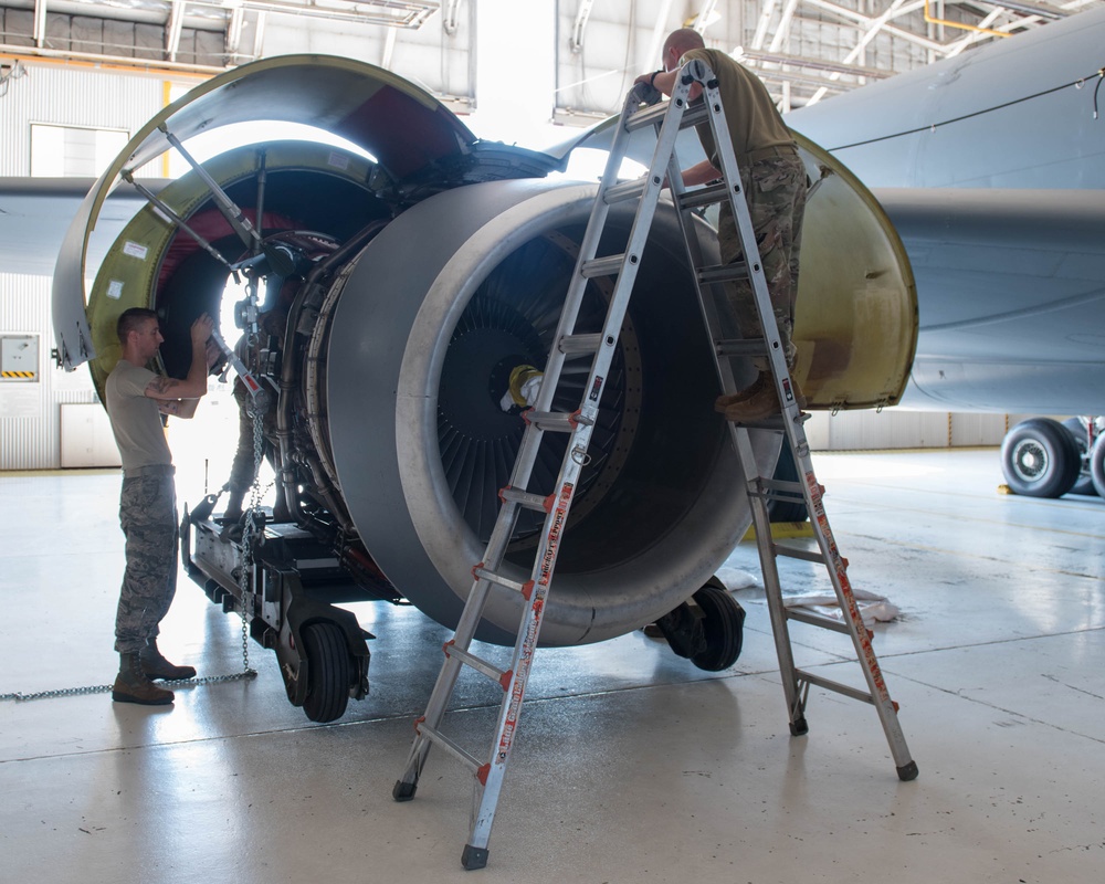 914th maintenance members replace KC-135R engine