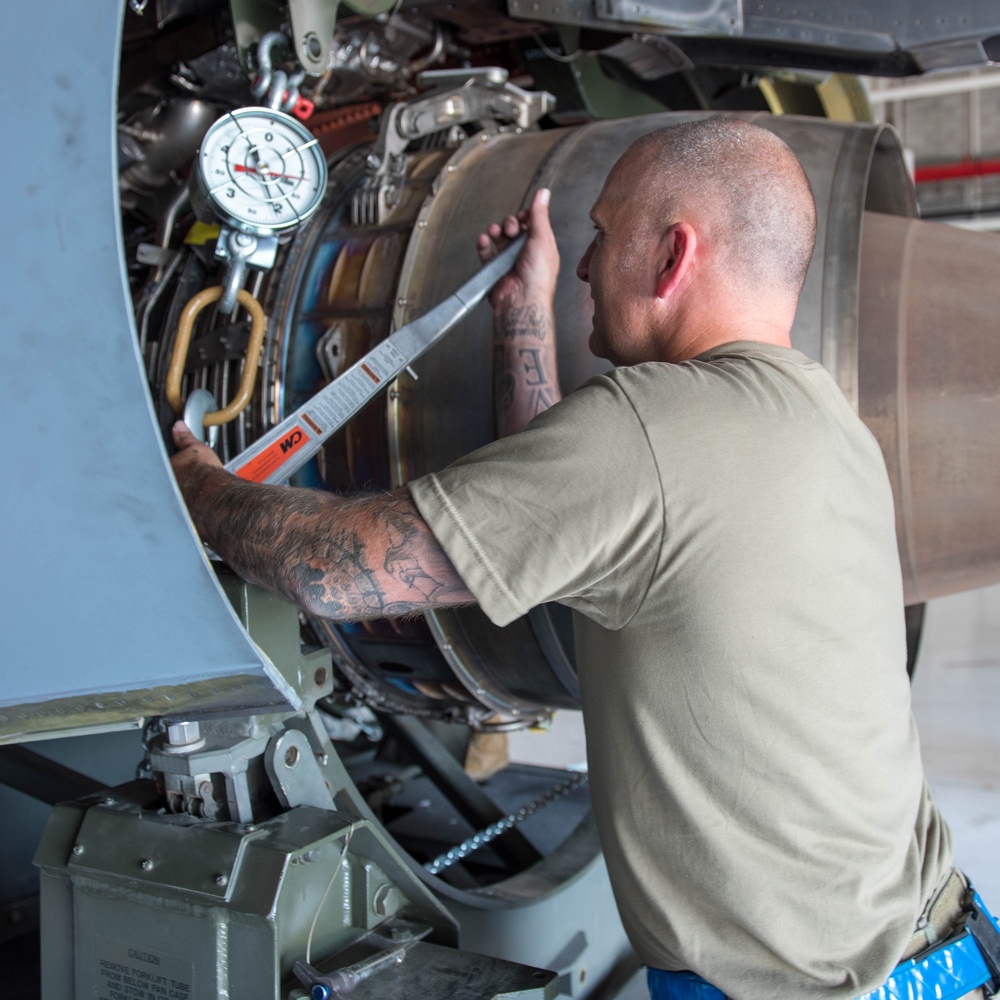 914th maintenance crews replace KC-135R engine