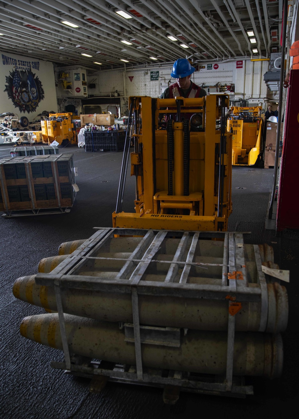 USS Bataan (LHD 5) Ammunition move