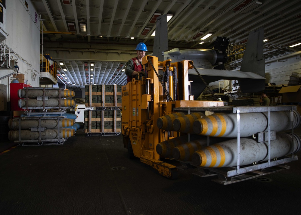 USS Bataan (LHD 5) Ammunition move