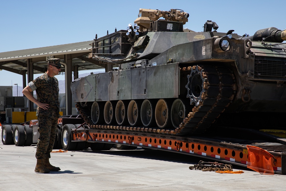 1st Marine Division CG visits 1st Tank Battalion