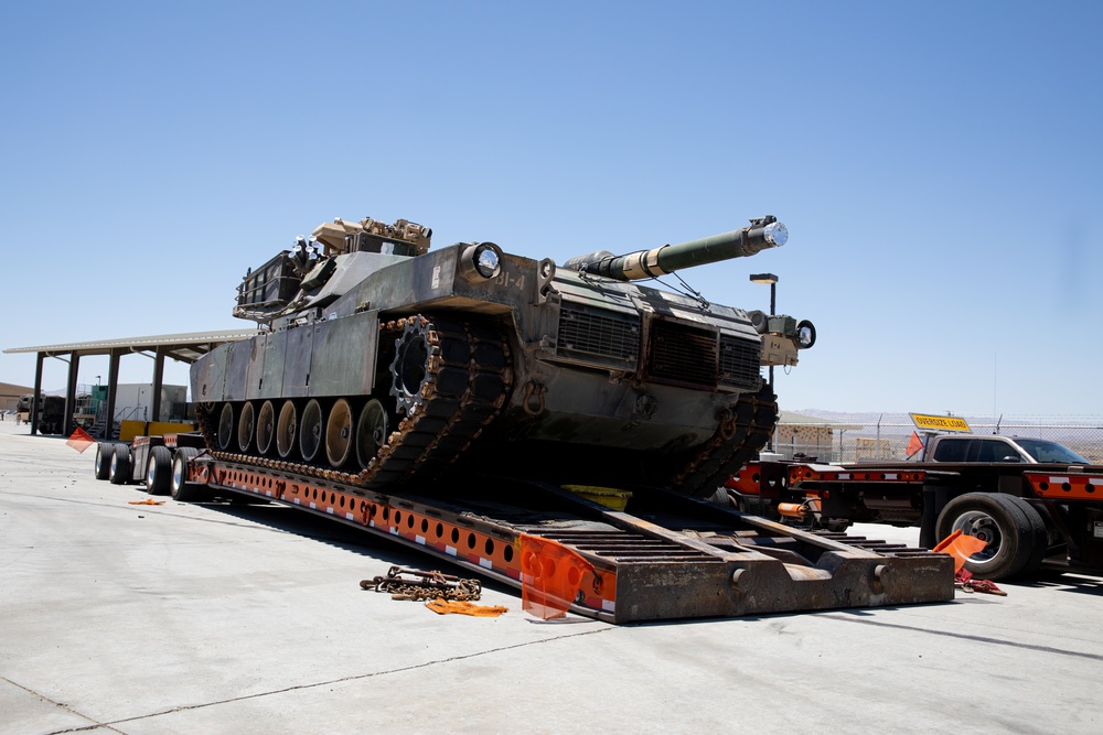 1st Marine Division CG visits 1st Tank Battalion