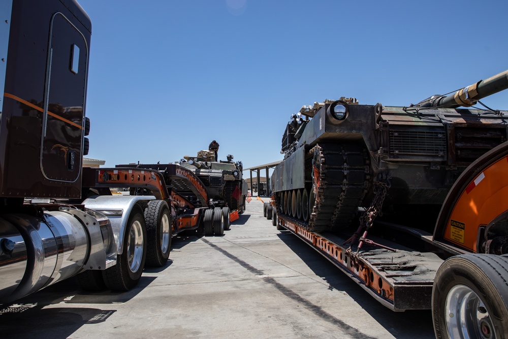 1st Marine Division CG visits 1st Tank Battalion