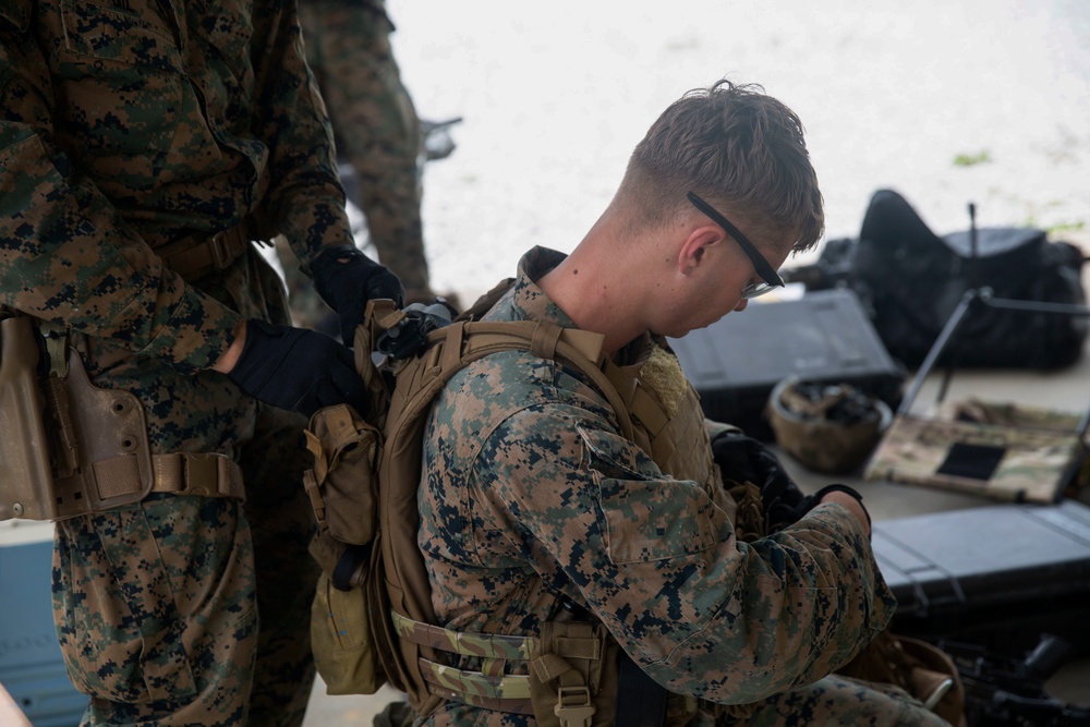 Reconnaissance Marines conduct CQT training