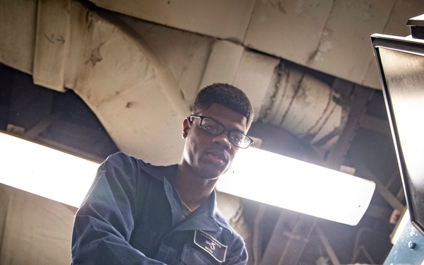 USS Bataan (LHD 5) Laundry