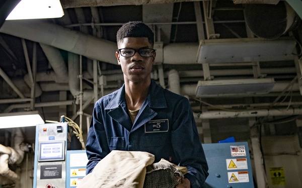 USS Bataan (LHD 5) Laundry