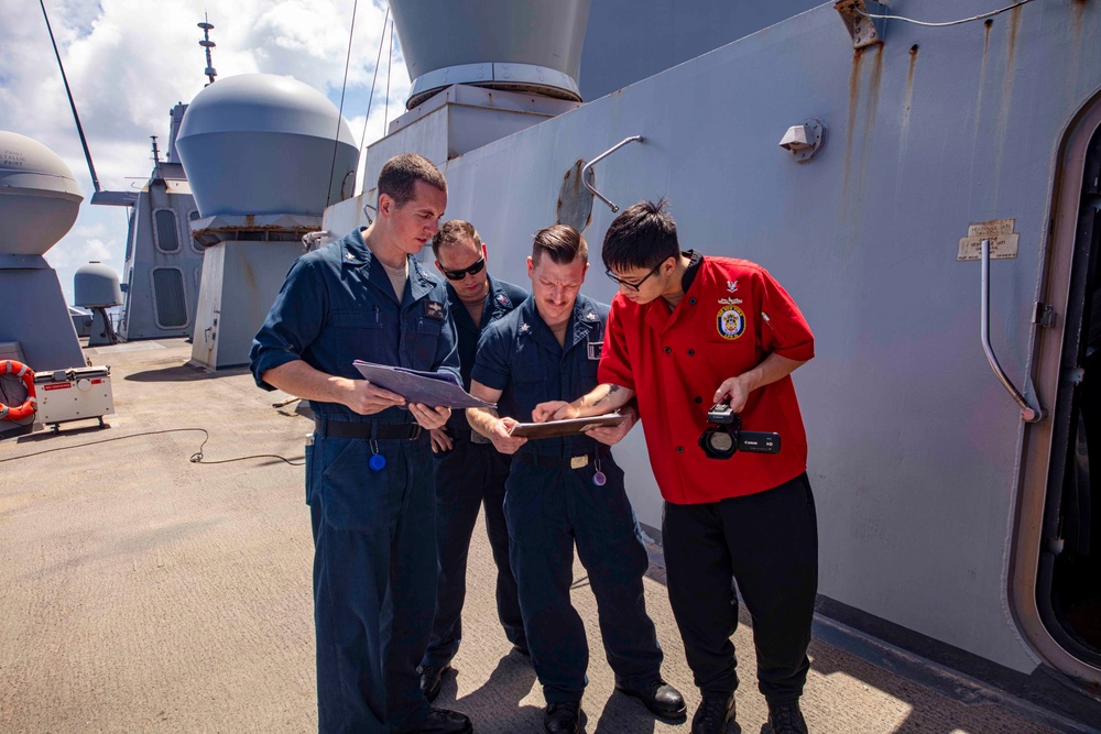 Sailors take part in a snoopie team drill