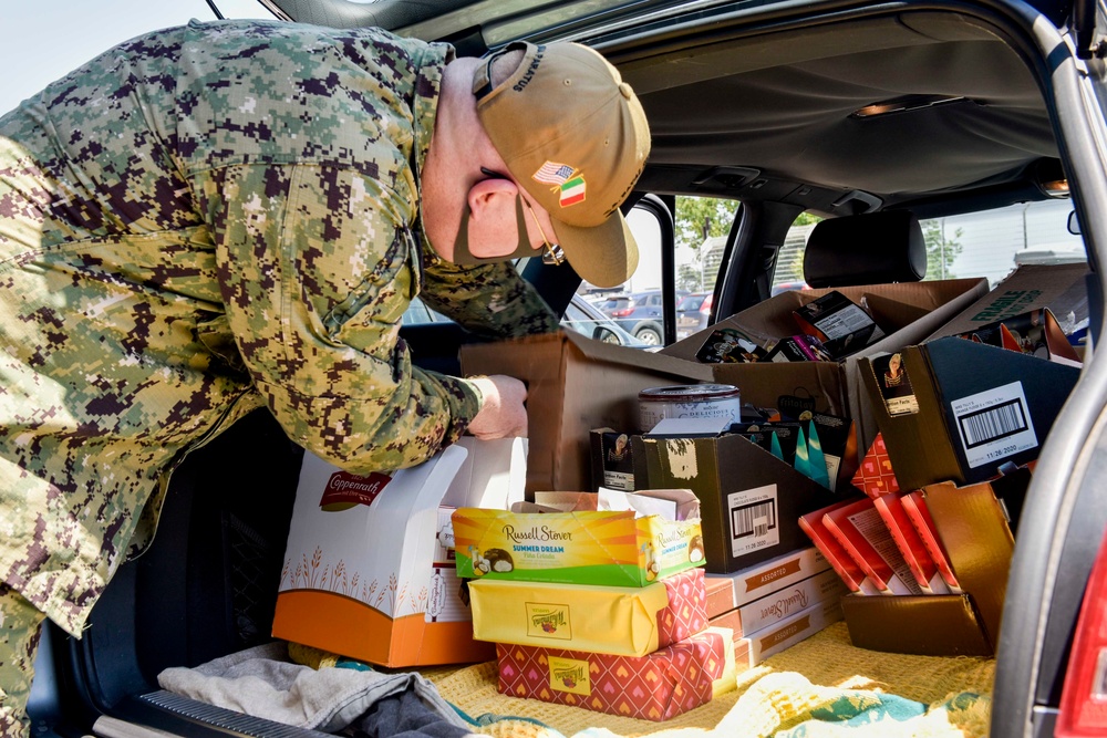 NSA Naples Donates Food to Local Italian Community