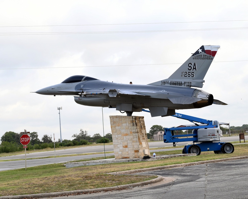 149th Gunfighters wash mounted F-16 static display