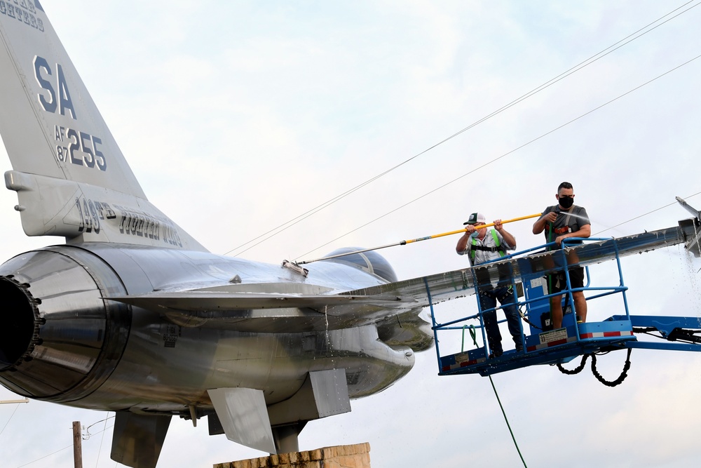 149th Gunfighters wash mounted F-16 static display