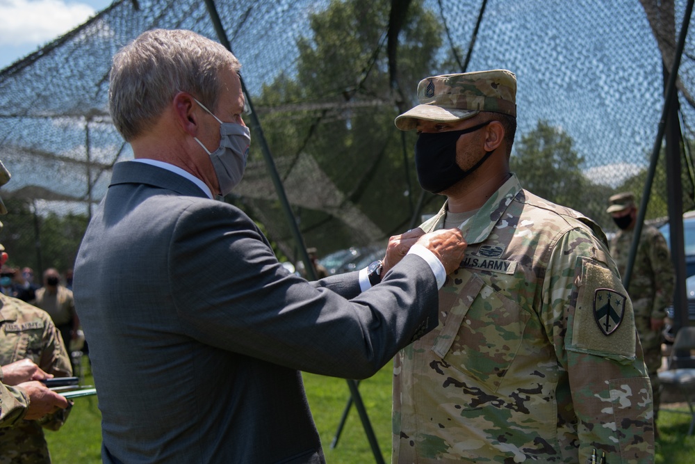 Gov. Lee Presents The Soldier's Medal to Tennessee Guard Member