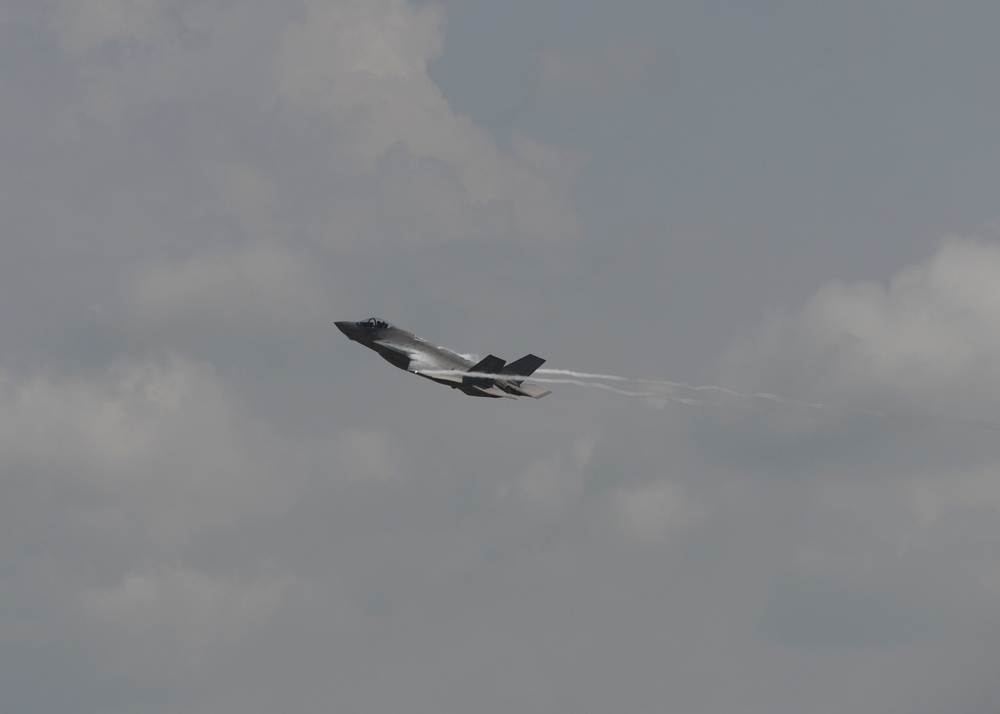 Lt. Col. O'Neill executes his fini-flight at the 33rd FW