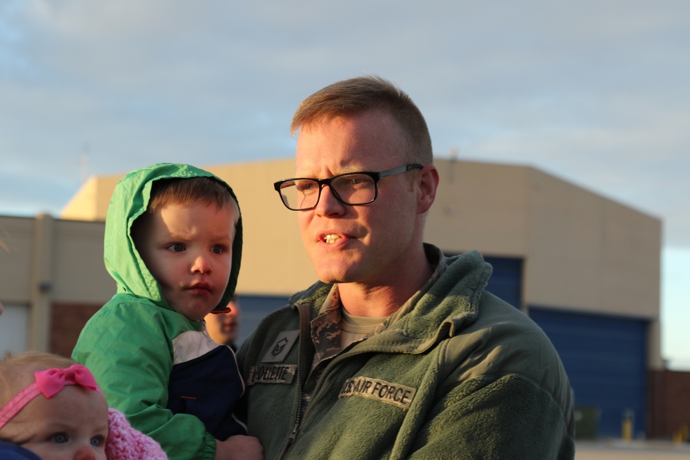 Wyoming Air Guardsment return home.