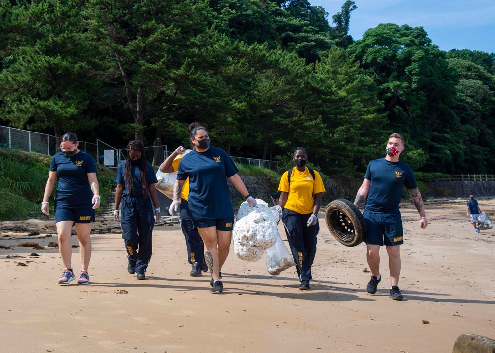 CFAS Sailors Clean Shirihama Beach