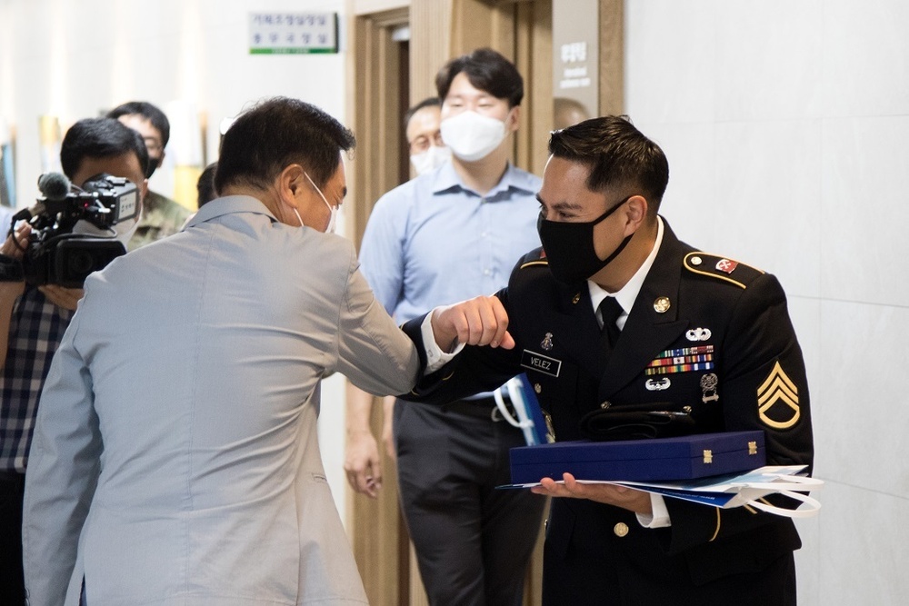 Pyeongtaek thanks Eighth Army NCO for COVID-19 info sharing
