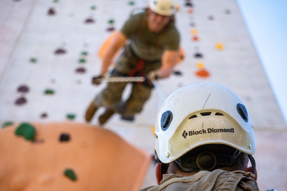 Australian soldier shares rappel skills with Marines