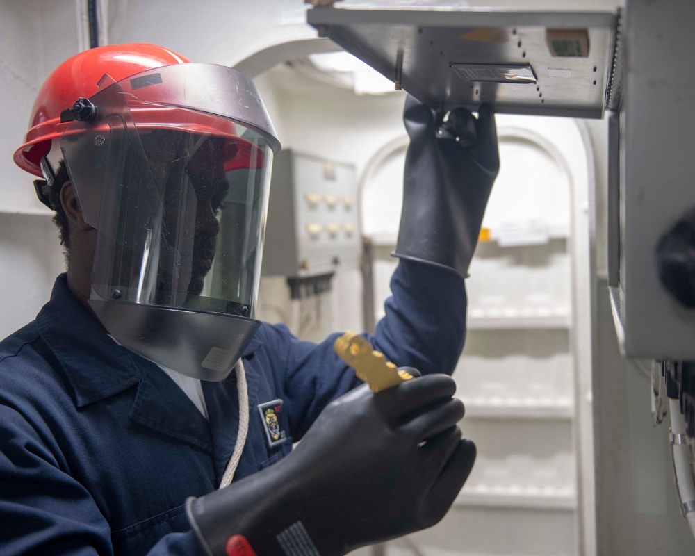 Combat Systems Watch Team Onboard USS Mustin