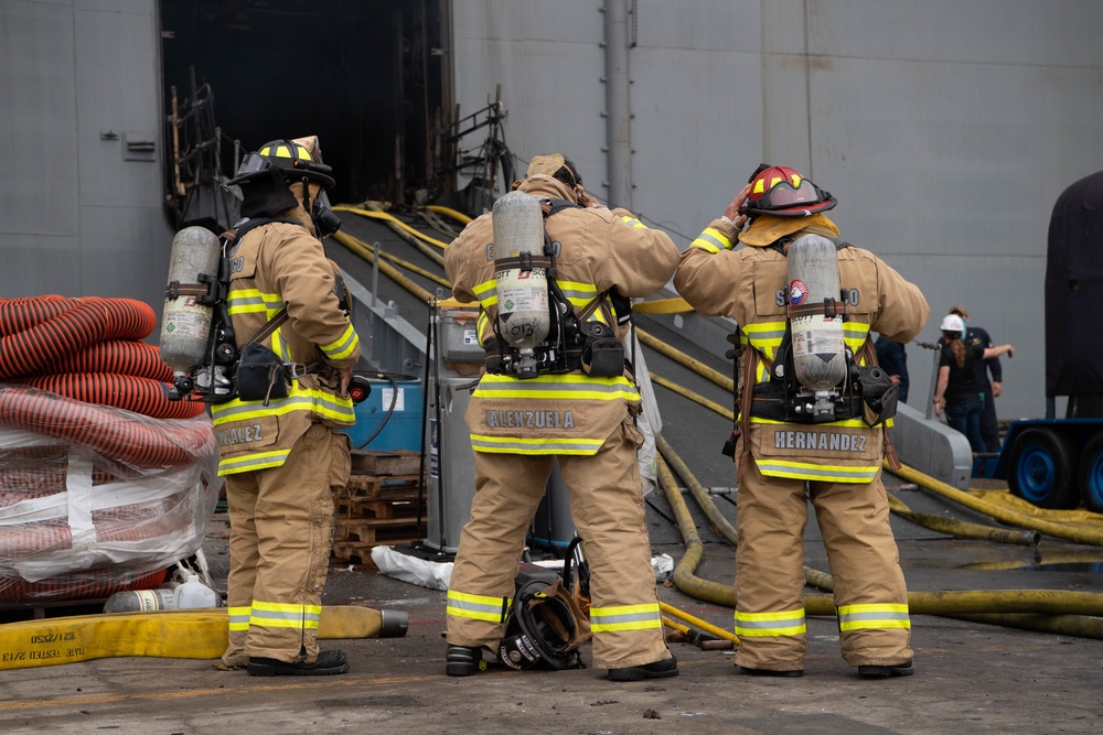 DVIDS - Images - USS Bonhomme Richard (LHD 6) Fire [Image 5 of 9]