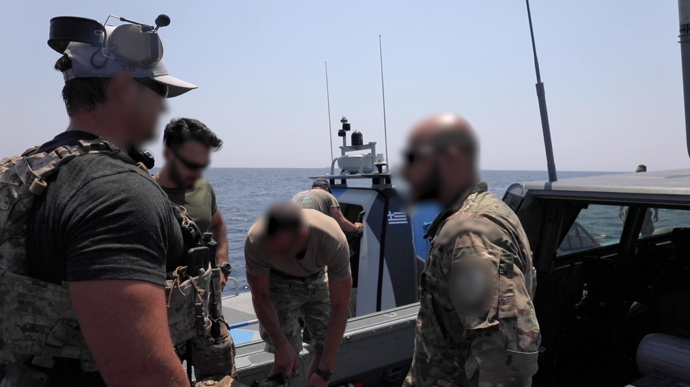 NSW Special Boat Team transits with Hellenic Navy DYK operators