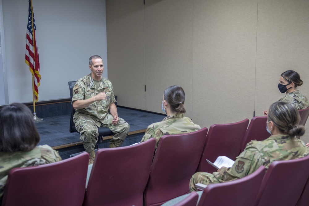Brig. Gen. Pennington tours 911th Airlift Wing
