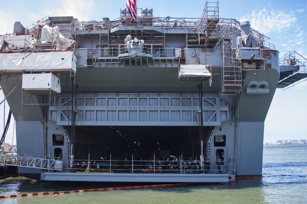 Sailors and Federal San Diego Firefighters fight fire aboard USS Bonhomme Richard
