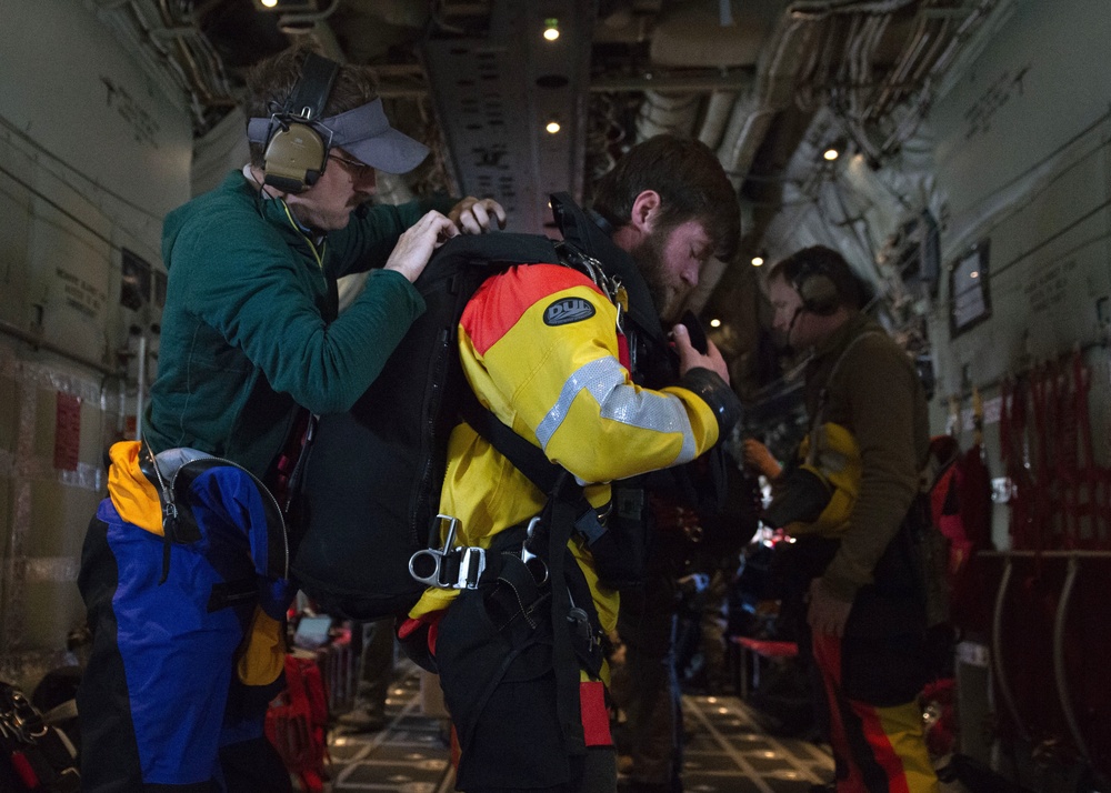 Alaska pararescuemen conduct water drop