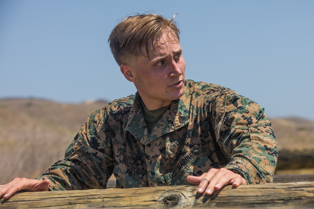 1st LAR Conducts Obstacle Course