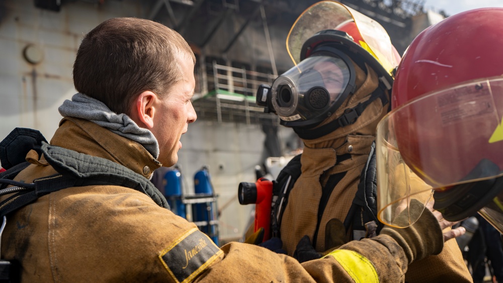 Sailors and Federal San Diego Firefighters fight fire aboard USS Bonhomme Richard