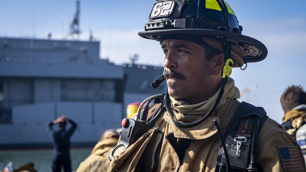 Sailors and Federal San Diego Firefighters fight fire aboard USS Bonhomme Richard