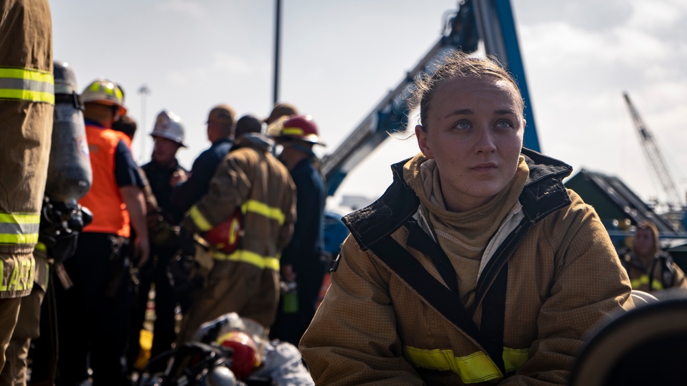 Sailors and Federal San Diego Firefighters fight fire aboard USS Bonhomme Richard