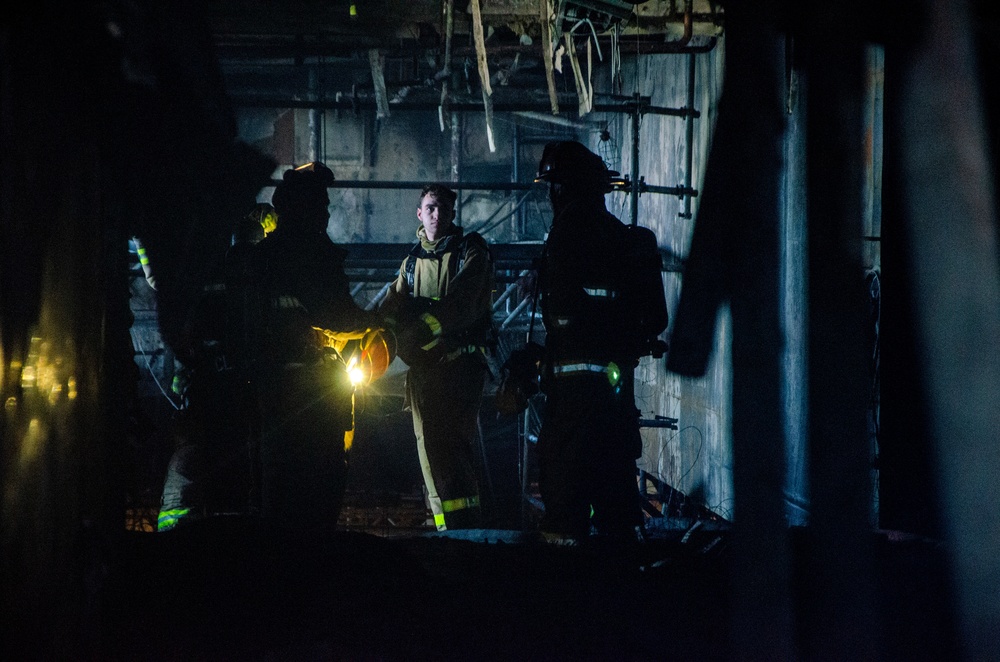 DVIDS - Images - Sailors and federal San Diego firefighters fight fire ...