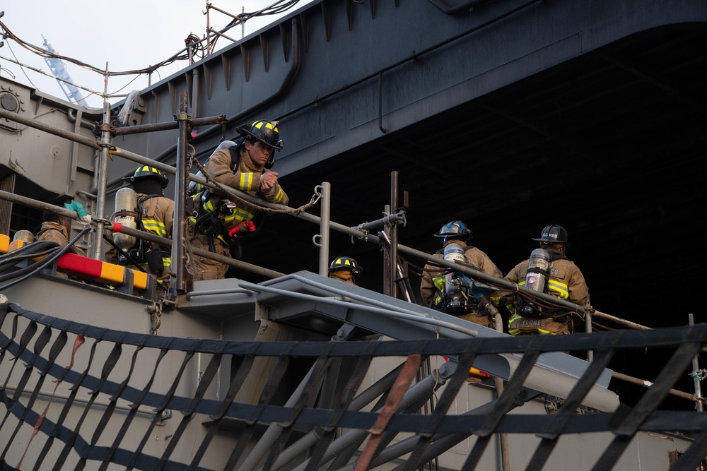 Sailors and Federal San Diego Firefighters fight fire aboard USS Bonhomme Richard