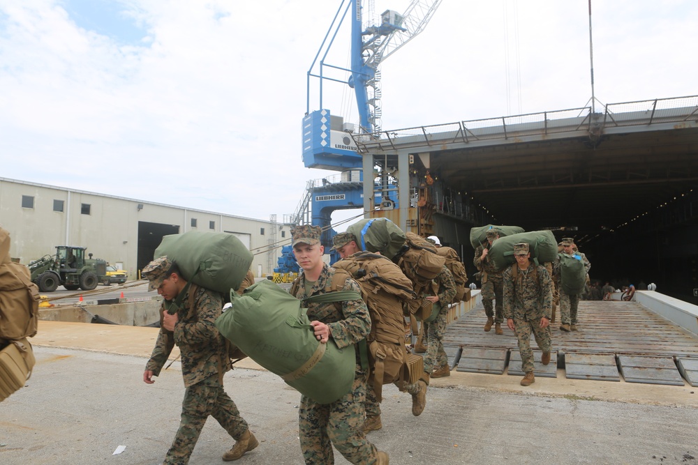 Marines aboard USS Oak Hill return from deployment